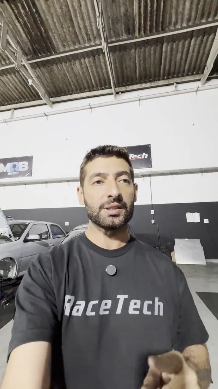 Juninho, da RaceTech, gravando o depoimento na oficina da equipe